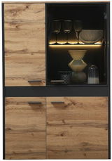 Frontansicht eines modernen Highboards mit Holzoptik und Glastür, beleuchtetem Innenraum mit Gläsern und Dekoration.