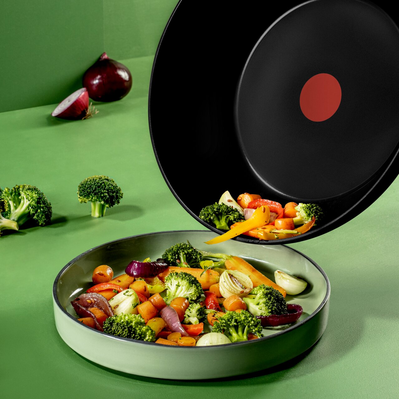 Tefal Wokpfanne Keramik-Wokpfanne mit einem Durchmesser von 28 cm, gefüllt mit frischem Gemüse, aus einer leicht seitlichen Perspektive fotografiert.