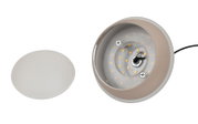Nahaufnahme einer LED-Pendelleuchte mit abgenommener Abdeckung, die die LED-Lichtquelle und die Befestigungsschrauben zeigt.