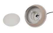 Close-up van een LED-hanglamp waarvan de kap is verwijderd, waardoor de LED-lichtbron en de bevestigingsschroeven zichtbaar zijn.