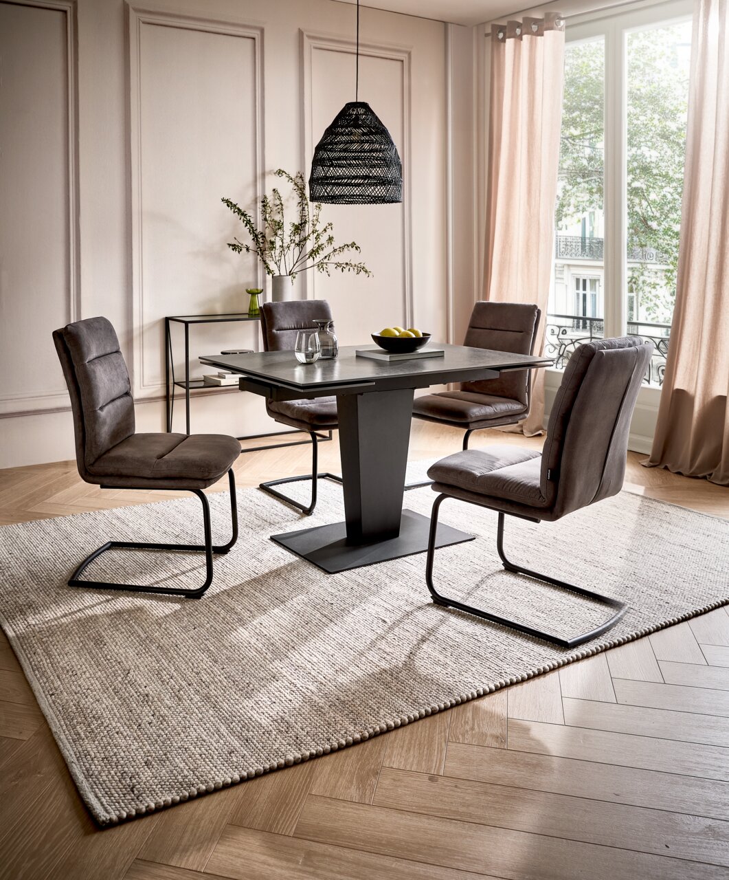 Moderne eettafel met vier stoelen in een stijlvol ingerichte ruimte, zijaanzicht