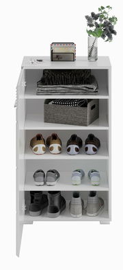 Weiße Schuhkommode mit mehreren Fächern, gefüllt mit Schuhen, einem Korb und Dekorationen, aus frontaler Perspektive.