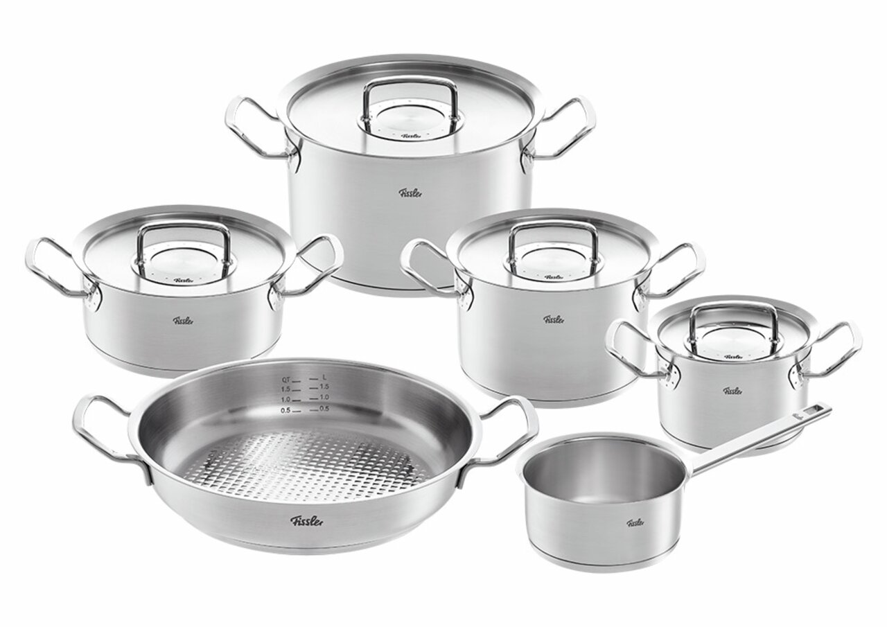Fissler Topfset 5-tlg. inkl. Servierpfanne 28cm ORIGINAL PROFI COLLECTION Topfset Original-Profi 5-teilig aus Edelstahl, bestehend aus vier Töpfen mit Deckeln und einer Stielkasserolle, in einer leicht erhöhten Perspektive dargestellt.