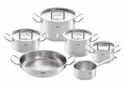 Topfset Original-Profi 5-teilig aus Edelstahl, bestehend aus vier Töpfen mit Deckeln und einer Stielkasserolle, in einer leicht erhöhten Perspektive dargestellt.