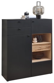 Schwarzes Highboard Venjakob LUMEA mit zwei Schubladen und einer offenen Holzablage, dekoriert mit Büchern, einer Kamera und einer Lampe, aus frontaler Perspektive.