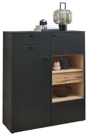 Schwarzes Highboard Venjakob LUMEA mit zwei Schubladen und einer offenen Holzablage, dekoriert mit Büchern, einer Kamera und einer Lampe, aus frontaler Perspektive.
