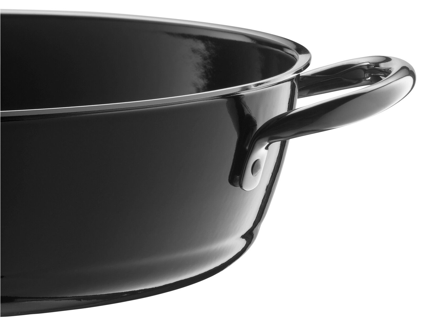 Nahaufnahme einer schwarzen Schmorpfanne mit Griff, seitliche Perspektive