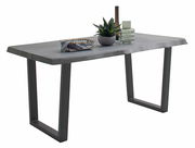 Moderner Esstisch mit rechteckiger Holzplatte und Metallbeinen, seitliche Perspektive