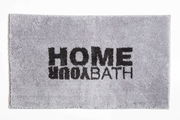 Grauer Badteppich mit der Aufschrift 'HOME YOUR BATH' in schwarzer Schrift, von oben betrachtet.