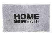 Grauer Badteppich mit der Aufschrift 'HOME YOUR BATH' in schwarzer Schrift, von oben betrachtet.