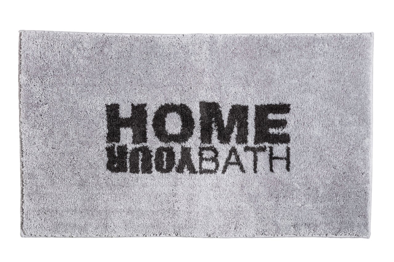 Grauer Badteppich mit der Aufschrift 'HOME YOUR BATH' in schwarzer Schrift, von oben betrachtet.