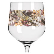 Nahaufnahme eines Gin-Glases mit einem Leoparden- und Blumenmuster, seitliche Perspektive