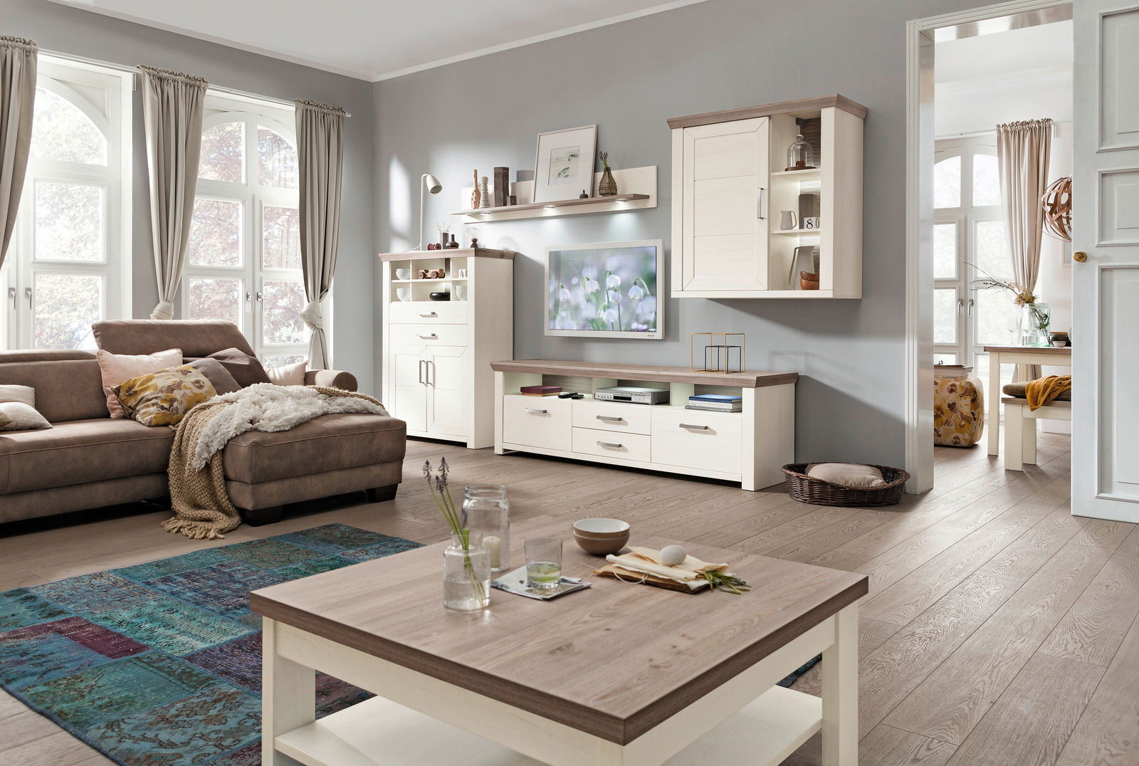 Wohnzimmer mit modernem Hängeelement in heller Holzoptik, seitliche Perspektive