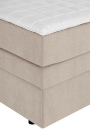 Beiges Boxspringbett mit weißer, gesteppten Matratzenauflage und schwarzem Fuß, Detailansicht aus schräger Seitenperspektive von oben