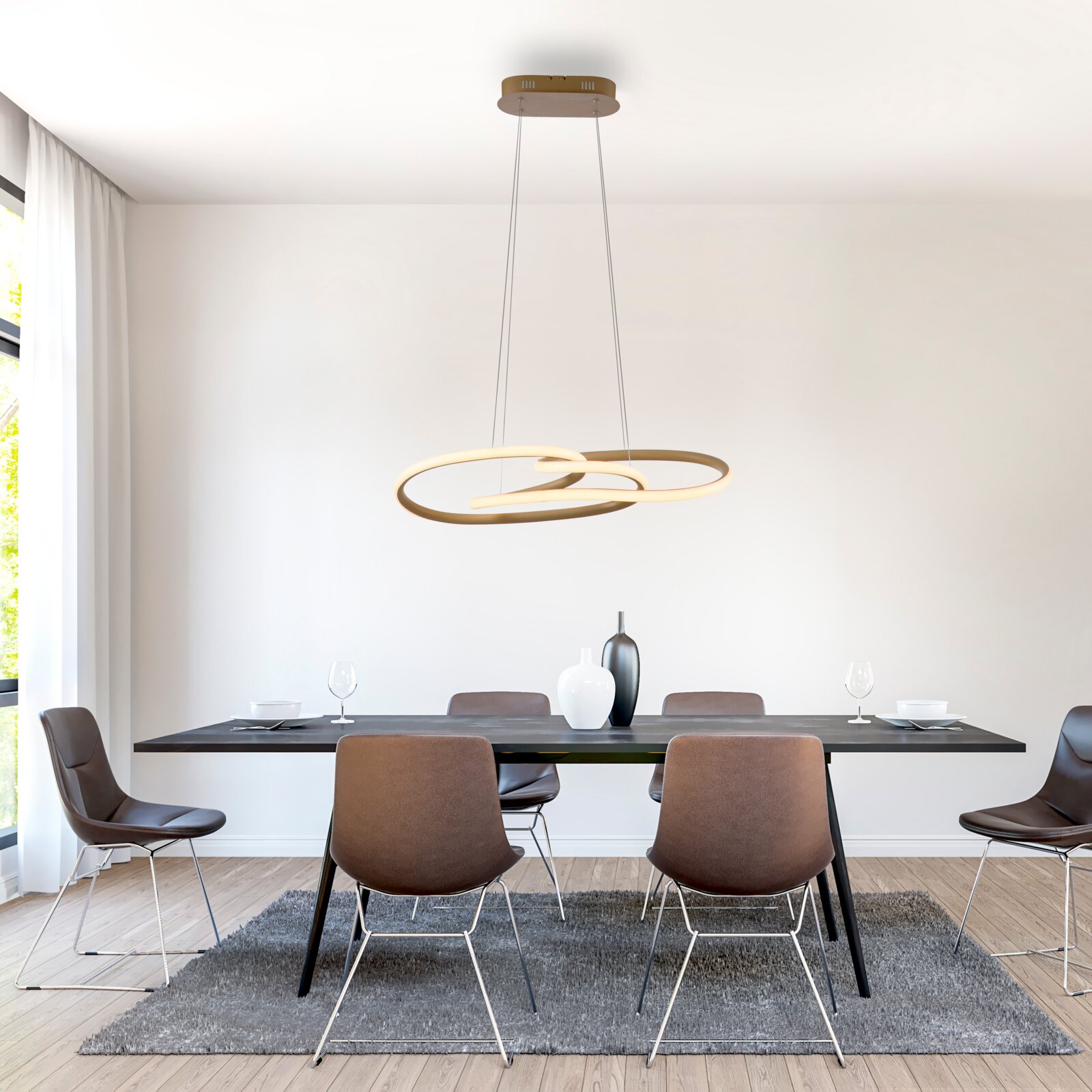 Paul Neuhaus LED-Hängeleuchte TWIST Moderne LED-Pendelleuchte mit zwei ineinander verschlungenen, ringförmigen Lichtbändern in Goldoptik über einem Esstisch, frontal aus leicht erhöhter Perspektive aufgenommen
