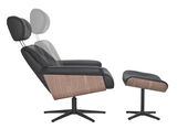 Seitliche Ansicht eines Relaxsessels mit Hocker, schwarzes Leder und Holzdetails, verstellbare Kopfstütze.