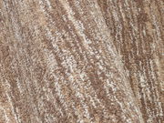 Nahaufnahme eines Uni-Teppichs in verschiedenen Brauntönen mit einer strukturierten Oberfläche.