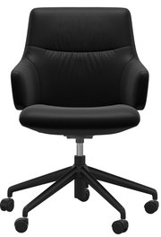 Schwarzer Drehstuhl mit Armlehnen und fünf Rollen, Vorderansicht