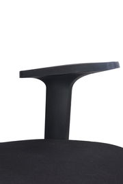 Nahaufnahme eines schwarzen Armlehnenstuhls aus seitlicher Perspektive