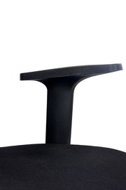 Nahaufnahme eines schwarzen Armlehnenstuhls aus seitlicher Perspektive