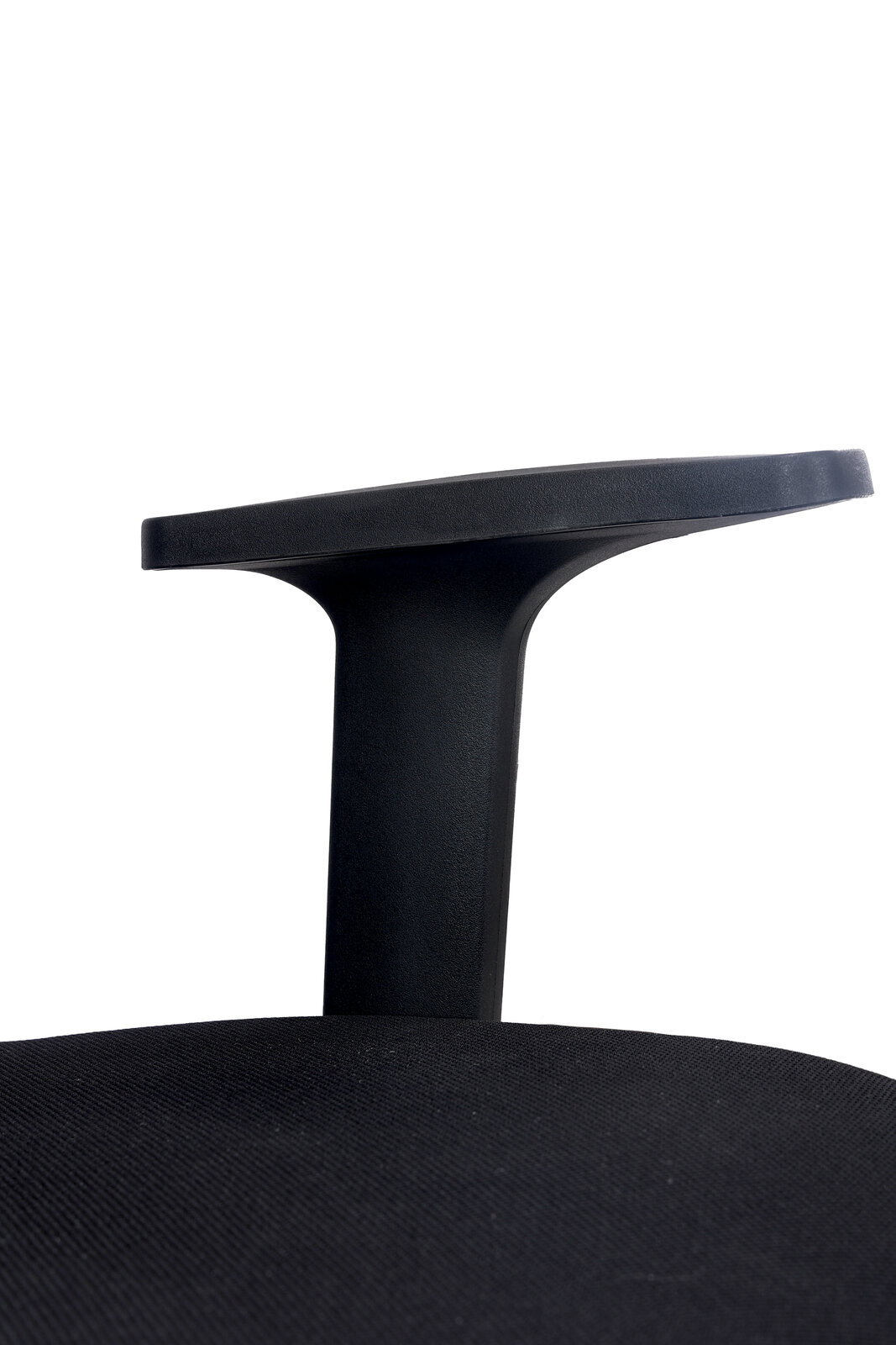 Nahaufnahme eines schwarzen Armlehnenstuhls aus seitlicher Perspektive