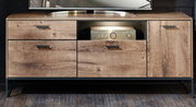Frontansicht des Zurbrüggen Sideboards MANHATTAN mit Holzoptik, zwei Schubladen, einem offenen Fach und einer Tür.