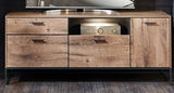 Frontansicht des Zurbrüggen Sideboards MANHATTAN mit Holzoptik, zwei Schubladen, einem offenen Fach und einer Tür.