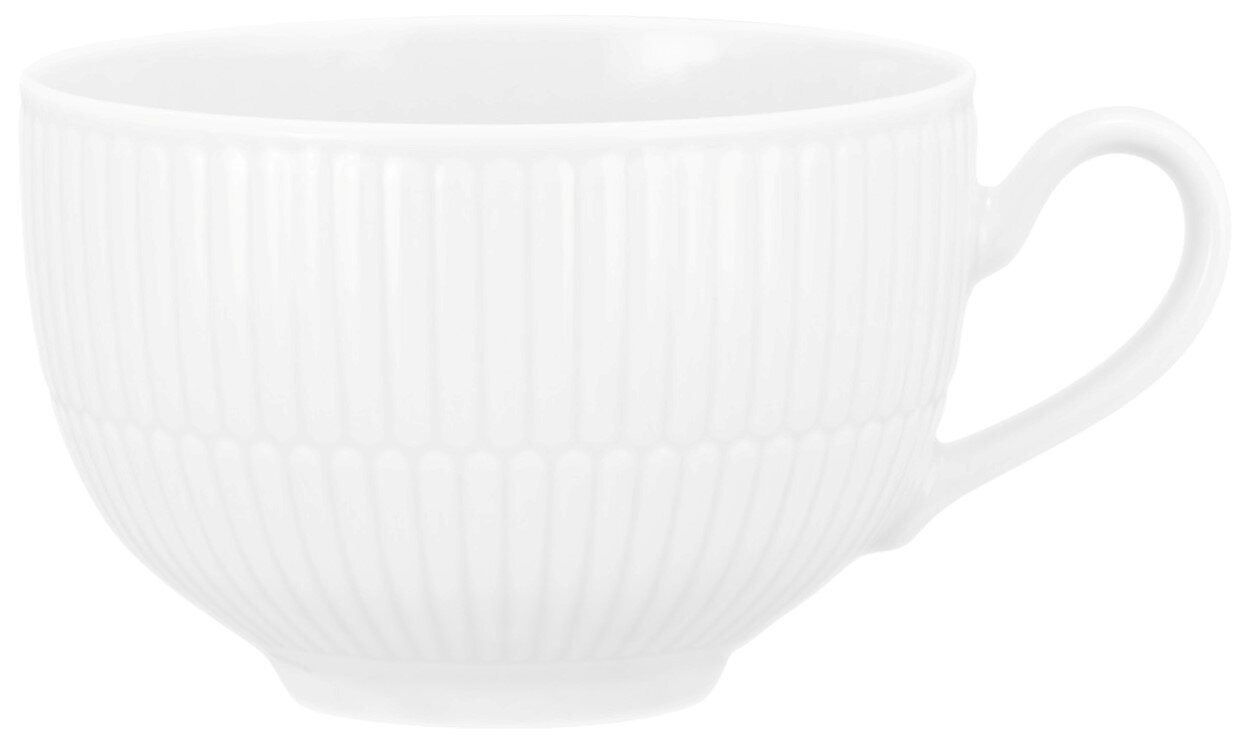 Witte koffiekop met melk, met geribbeld patroon, zijaanzicht