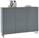 Moderner XL-Schuhschrank in Grau mit drei Türen, dekoriert mit Vasen und Büchern auf der Oberseite, frontal betrachtet.