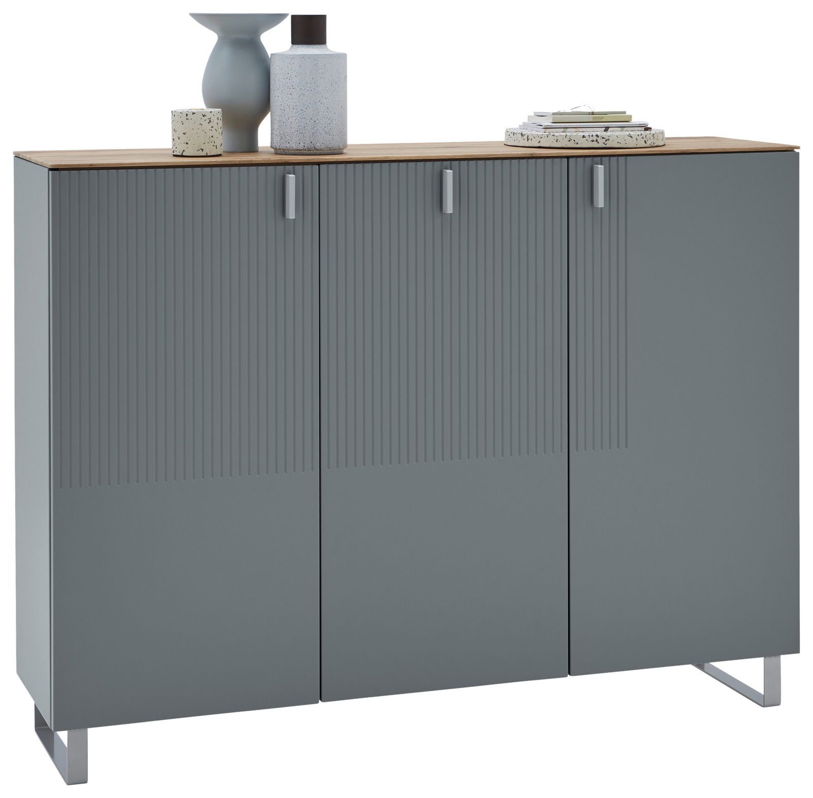 Dieter Knoll XL-Schuhschrank CORTINA Moderner XL-Schuhschrank in Grau mit drei Türen, dekoriert mit Vasen und Büchern auf der Oberseite, frontal betrachtet.