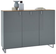 Moderner XL-Schuhschrank in Grau mit drei Türen, dekoriert mit Vasen und Büchern auf der Oberseite, frontal betrachtet.