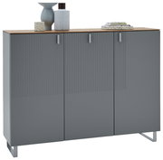 Moderner XL-Schuhschrank in Grau mit drei Türen, dekoriert mit Vasen und Büchern auf der Oberseite, frontal betrachtet.