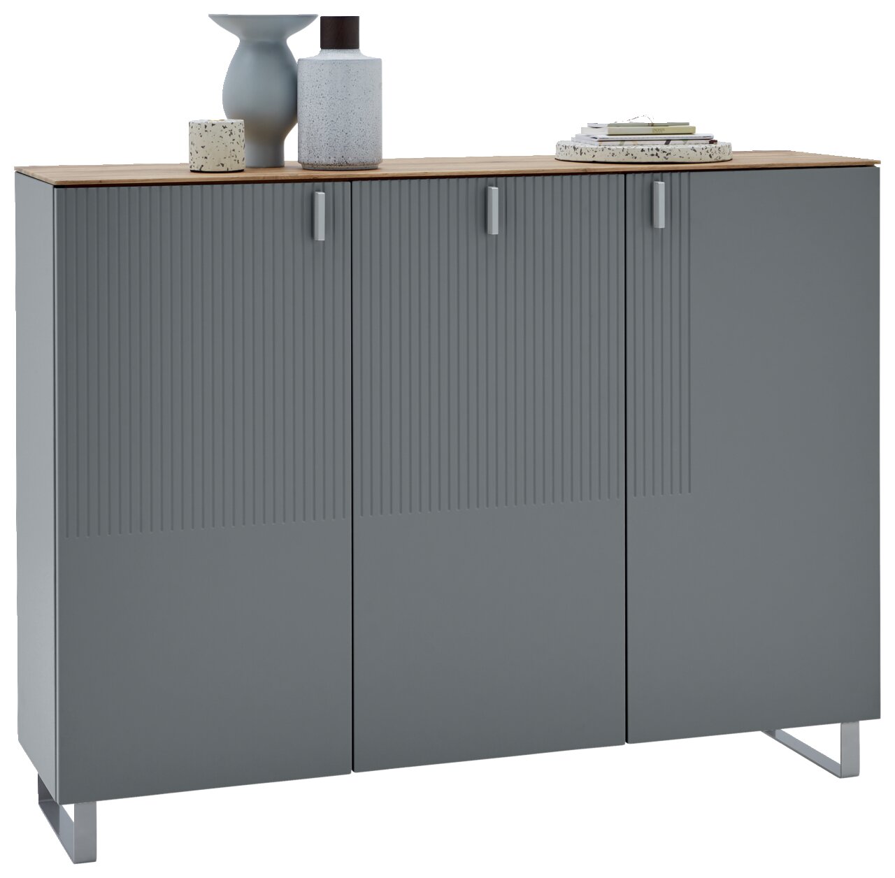 Moderne XL-schoenenkast in grijs met drie deuren, versierd met vazen en boeken op de bovenkant, gezien vanaf de voorkant.