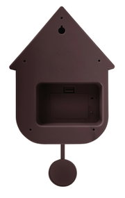 Rückansicht einer braunen Wanduhr in Form eines Hauses mit Pendel.