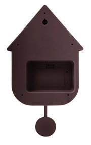 Rückansicht einer braunen Wanduhr in Form eines Hauses mit Pendel.