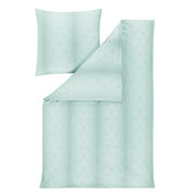 Bettwäsche-Set in hellem Mintgrün mit dezentem Muster, bestehend aus einem Kissenbezug und einem Bettdeckenbezug, aus der Vogelperspektive fotografiert.