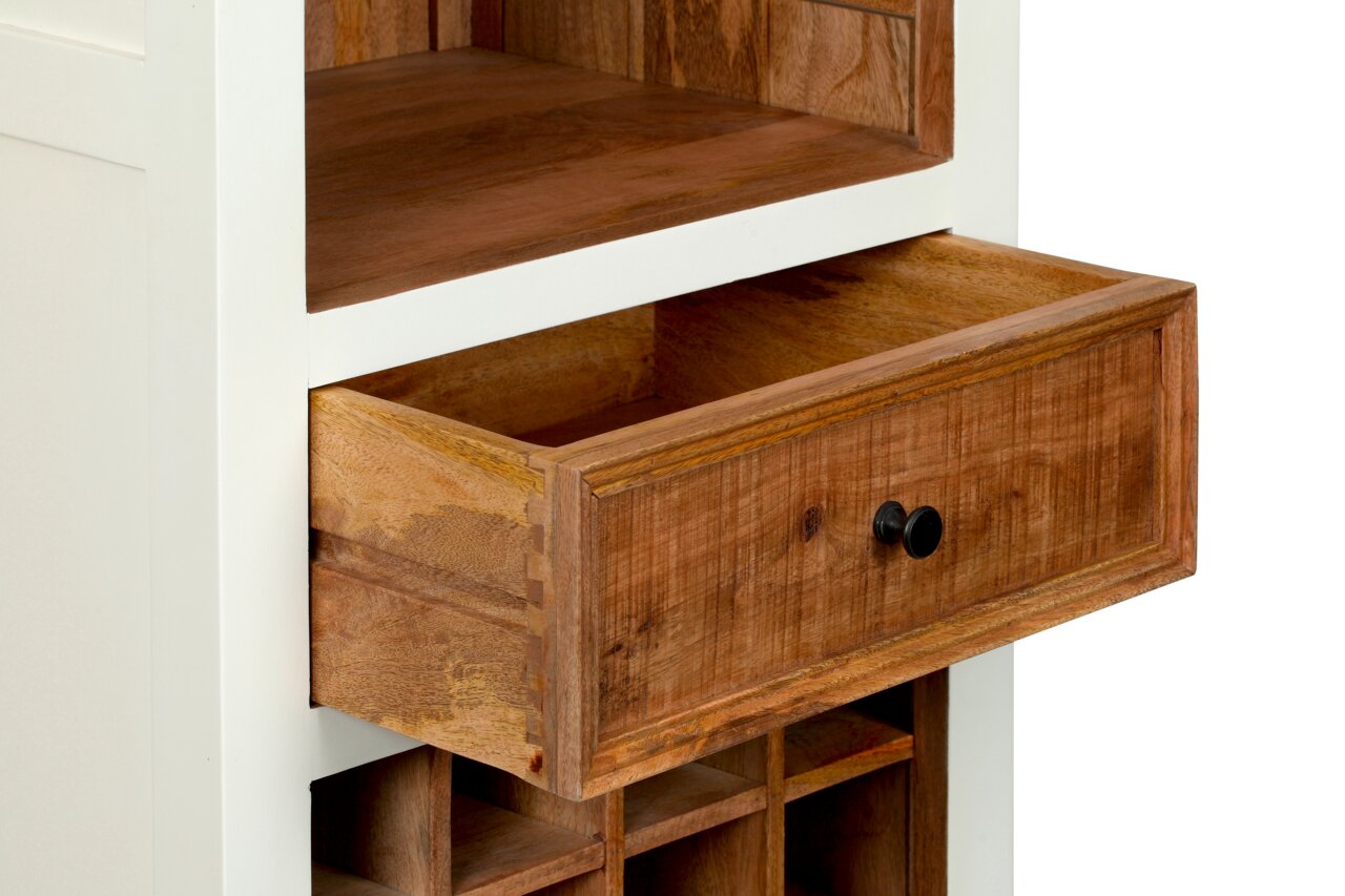 Nahaufnahme eines Barschrankes mit einer offenen Holzschublade und Weinregalfächern, seitliche Perspektive.