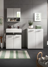 Moderne Badkombination mit weißem Waschbeckenunterschrank, Spiegelschrank und zusätzlichem Schrank, frontal fotografiert. Dekoriert mit Pflanzen und Handtüchern.