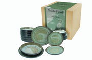 18-teiliges Tellerset 'Nordic Fjord Green' aus hochwertigem Steinzeug, spülmaschinen- und mikrowellengeeignet, in einer attraktiven Verpackung. Perspektive: leicht von oben.