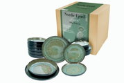 18-teiliges Tellerset 'Nordic Fjord Green' aus hochwertigem Steinzeug, spülmaschinen- und mikrowellengeeignet, in einer attraktiven Verpackung. Perspektive: leicht von oben.