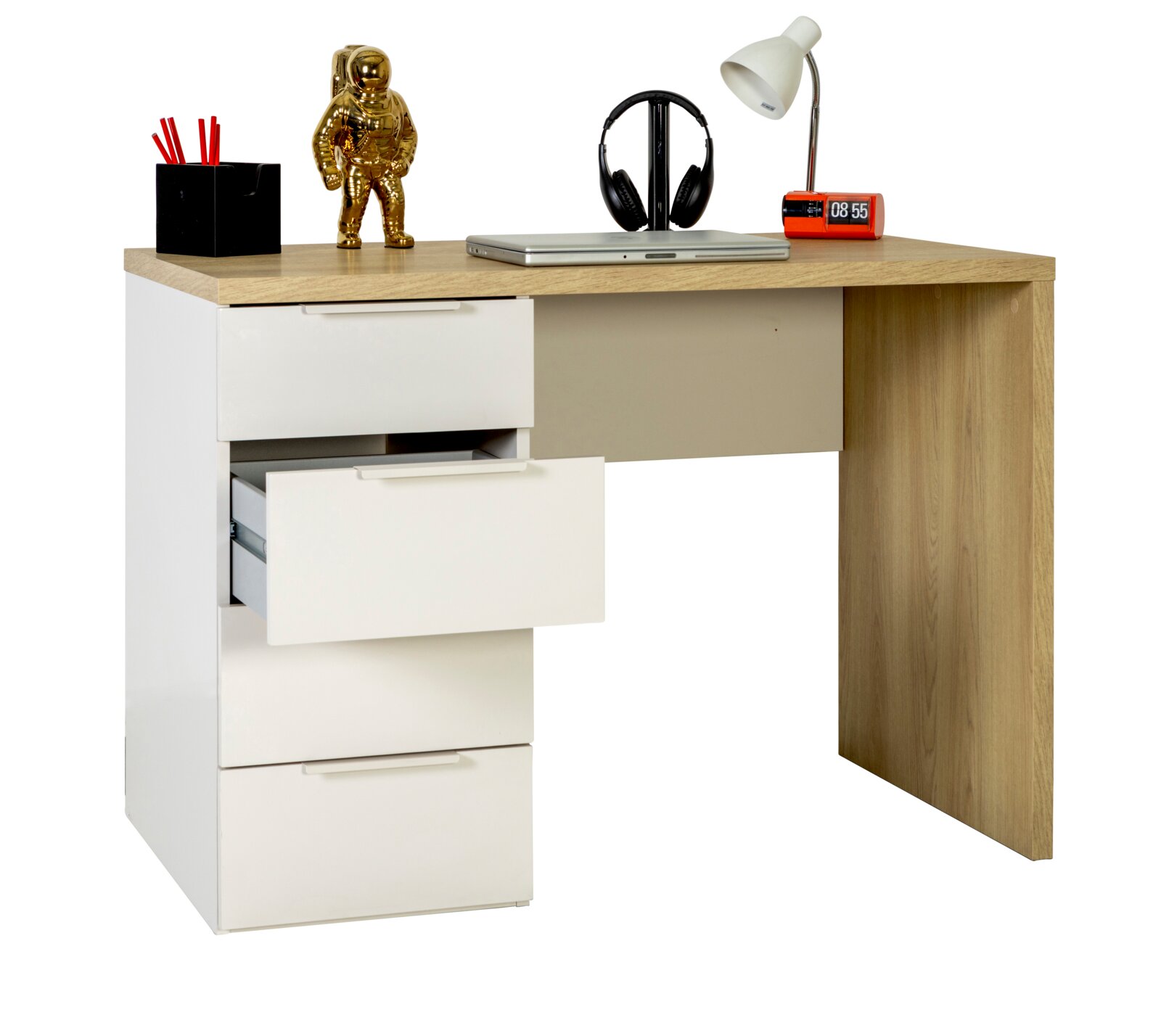 Moderner Schreibtisch in Eiche-Optik mit weißen Schubladenblock, darauf Deko und Laptop; Perspektive: frontale 3/4-Ansicht von links vor weißem Hintergrund