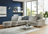 Graues Ecksofa mit Hocker in modernem Wohnzimmer, seitliche Perspektive