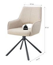 Beiger, gepolsterter Drehstuhl mit Armlehnen und schwarzem Metall-Spidergestell, Maße ca. 57 cm Breite, 91 cm Höhe, 64 cm Tiefe, belastbar bis 120 kg, freigestellt in schräger Frontansicht.