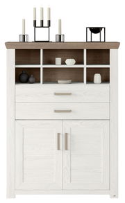 Weißes Highboard mit zwei Schubladen und zwei Türen, dekoriert mit Kerzenhaltern und Vasen, frontal betrachtet.