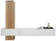 Moderne Wandkombination mit vertikalen Holzlamellen und weißen Schubladen, seitliche Perspektive.