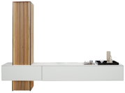Moderne wandcombinatie met verticale houten lamellen en witte lades, gezien vanaf de zijkant.
