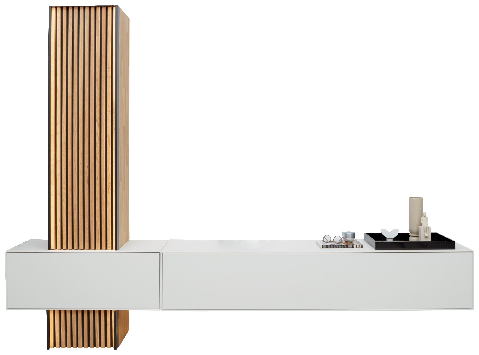 Moderne wandcombinatie met verticale houten lamellen en witte lades, gezien vanaf de zijkant.