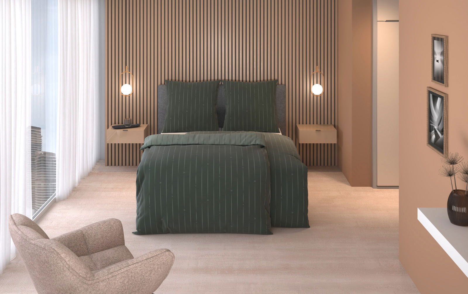 Schlafzimmer mit moderner Wendebettwäsche in dunklem Grün, frontal fotografiert. Die Bettwäsche hat ein dezentes Streifenmuster. Im Hintergrund sind hölzerne Wandpaneele und zwei Nachttische mit Lampen zu sehen.