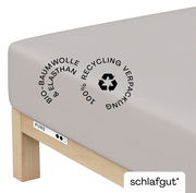 Spannbettlaken XL 511 aus Bio-Baumwolle und Elasthan, 100% recycelte Verpackung, seitliche Perspektive auf das Bett.
