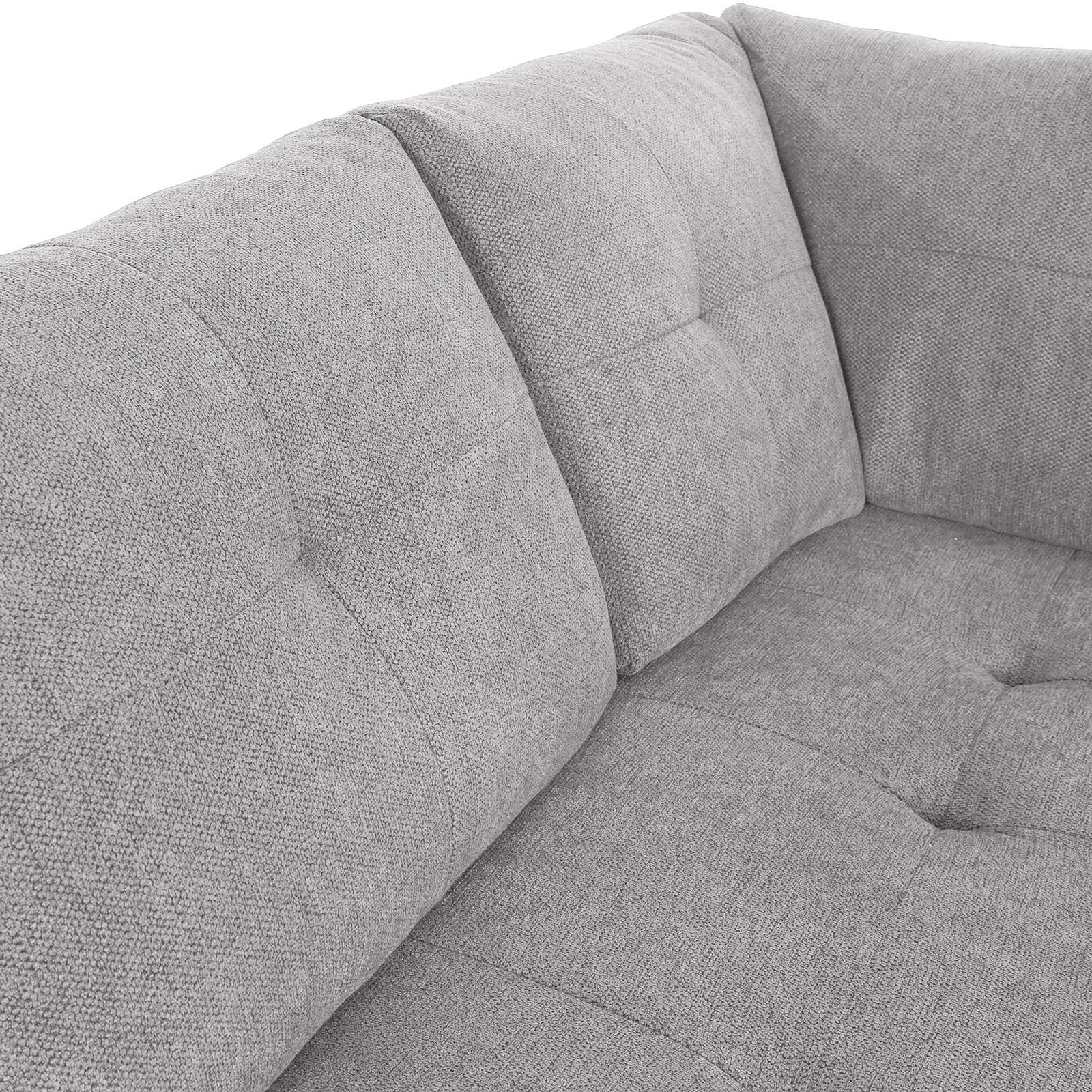 Nahaufnahme einer grauen, gepolsterten Sofaecke mit texturierter Oberfläche und Steppnähten, Perspektive von oben.